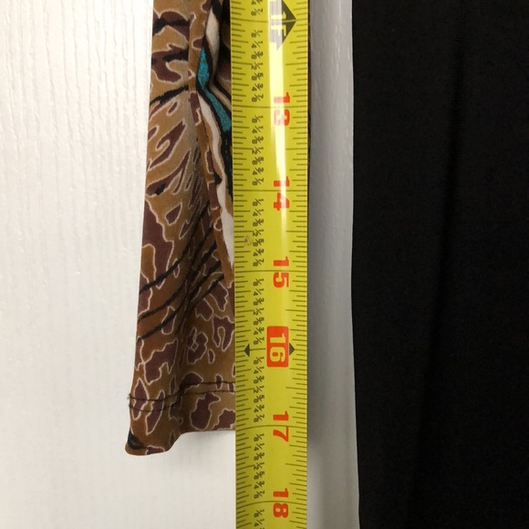 Animal print top. Colorblocking with black. Size S. Polyester spandex - Picture 5 of 7